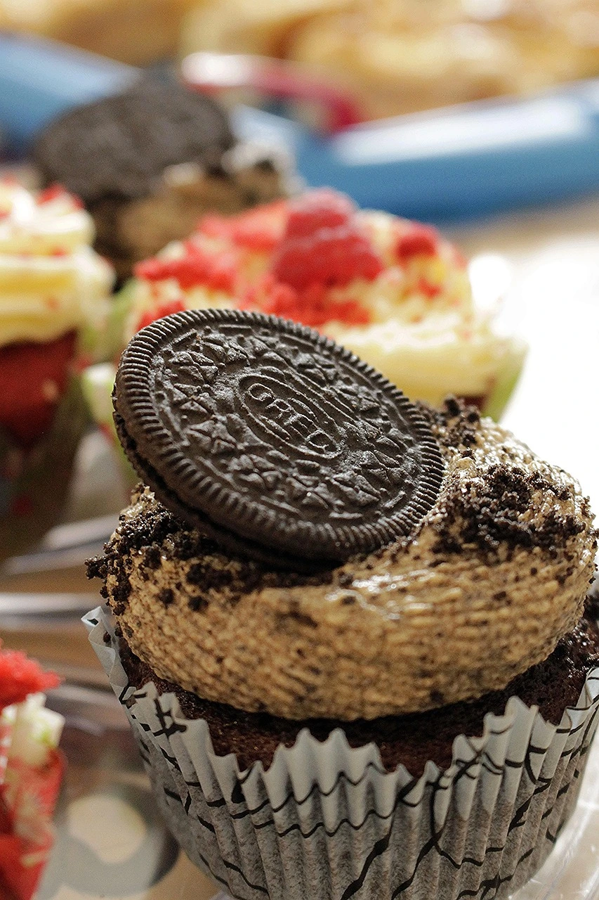 Chocolate cupcake with Oreo frosting - Tasty Food Ebook